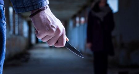 В Каменском районе разбойник с ножом ограбил женщину на остановке