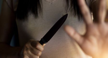 В Днепре женщина на остановке воткнула нож в живот мужчине