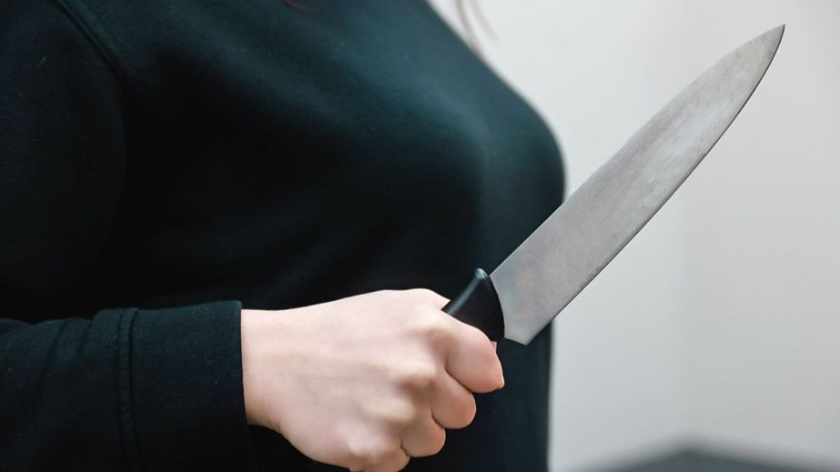 В Днепре управляющая стоматологией всадила нож в грудь подчиненной