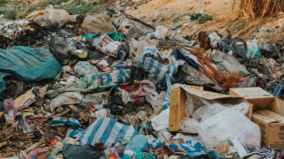 У Дніпрі біля парку Шевченка сміття лежить навколо переповнених баків (ФОТО)