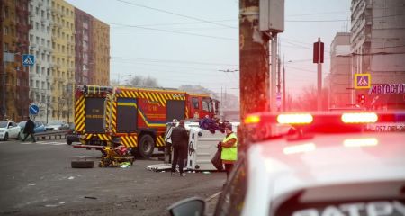 В резонансном ДТП в Днепре перевернулся автомобиль медиков, перевозивший раненого бойца (ФОТО)