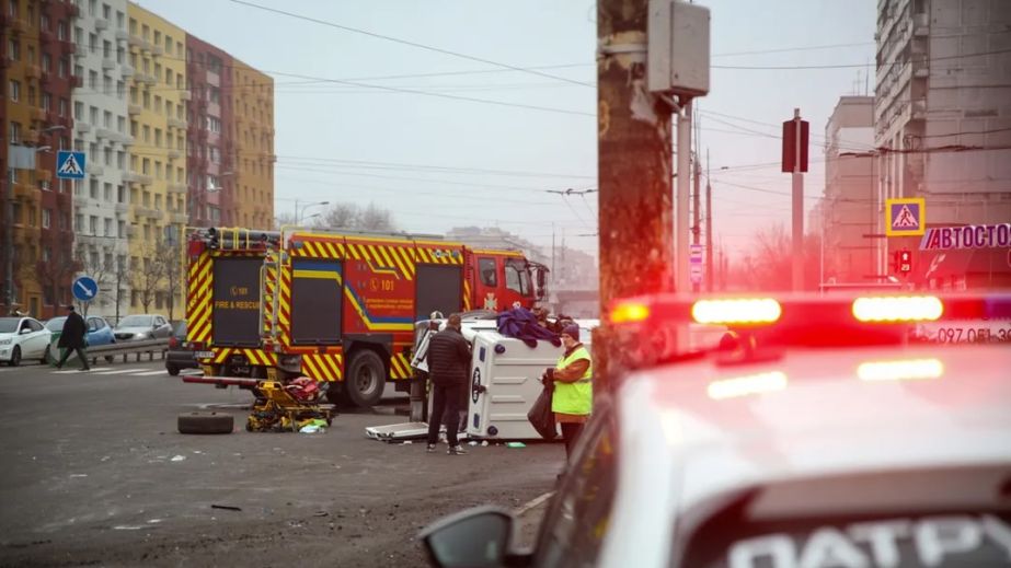 У резонансній ДТП у Дніпрі перекинувся автомобіль медиків, який перевозив пораненого бійця (ФОТО)