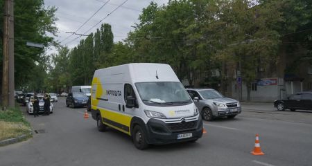 Микроавтобус "Укрпочты" сбил мужчину в Днепре (ФОТО, ВИДЕО)