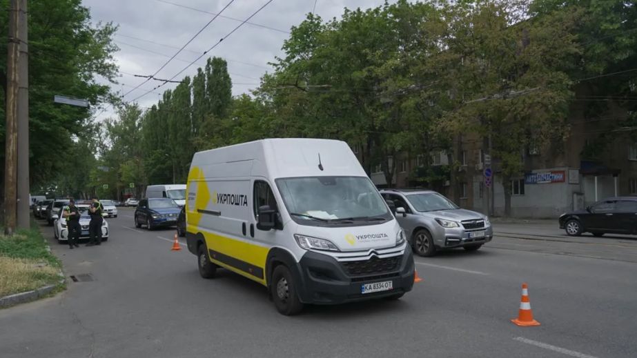 Мікроавтобус "Укрпошти" збив чоловіка у Дніпрі (ФОТО, ВІДЕО)