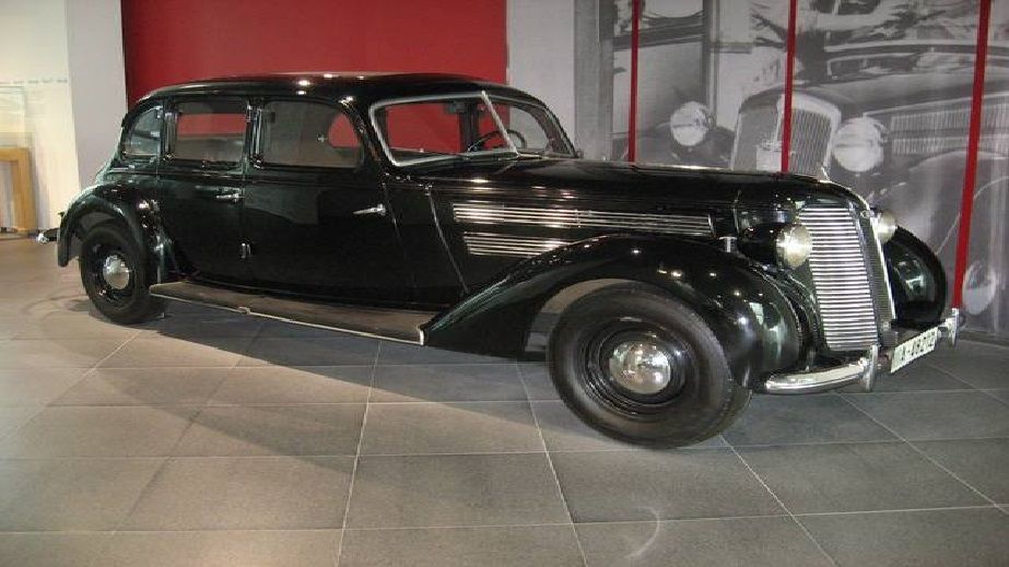 У Дніпрі музей поповнився раритетною 90-річною автівкою (ФОТО)