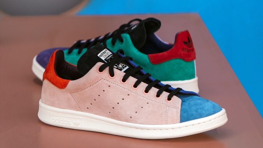 У Кривому Розі чоловік та жінка намагалися винести з магазину спортивне взуття на 8 тисяч гривень (ФОТО)