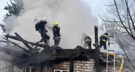 В Днепре сгорела крыша жилого дома (ФОТО)