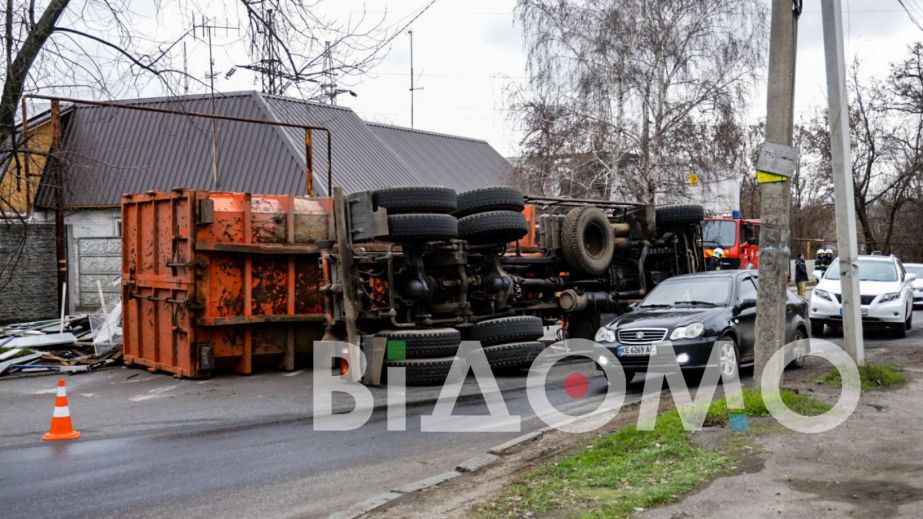 У Дніпрі перекинулася фура з металобрухтом: рух на ділянці перекрито (ФОТО, ВІДЕО)