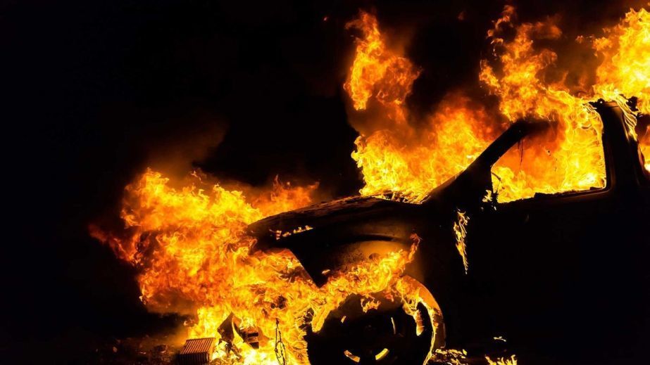 Поліція Дніпра затримала чоловіка за спробу підпалу автомобіля у центрі міста (ФОТО, ВІДЕО)