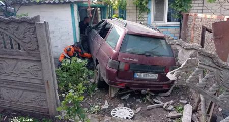 В Днепропетровской области водитель легковушки пробил забор и въехал в частный дом и газовую трубу
