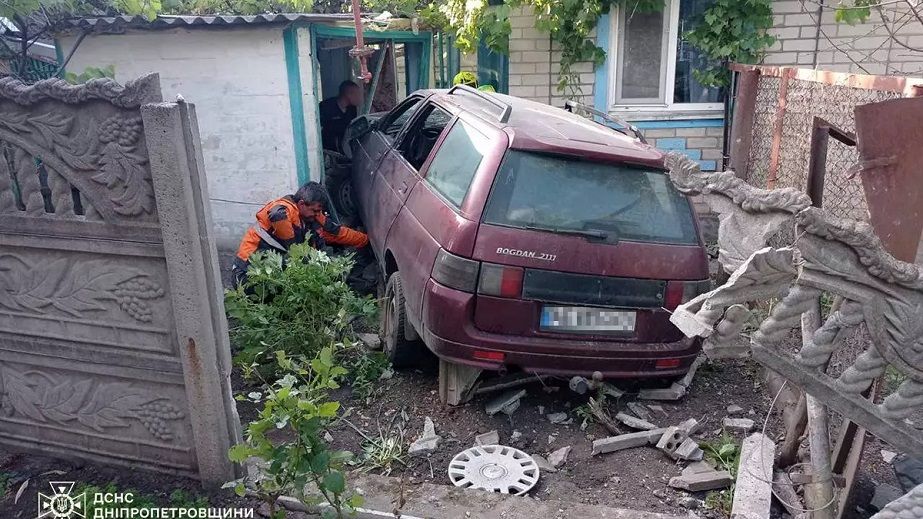 На Дніпропетровщині водій легковика пробив паркан і в’їхав у приватний будинок і газову трубу
