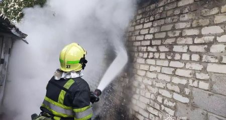 Трагедія в Дніпрі: пожежа в багатоповерхівці забрала життя жінки, двох врятували пожежники (ВІДЕО)