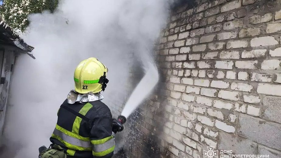 Трагедія в Дніпрі: пожежа в багатоповерхівці забрала життя жінки, двох врятували пожежники (ВІДЕО)
