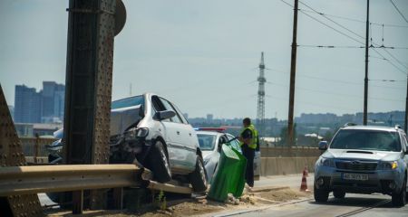 У Дніпрі на Старому мості легковик влетів у відбійник та повис на ньому (ФОТО)