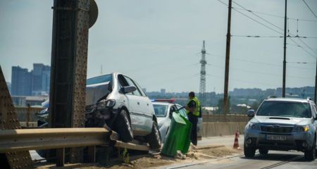 У середмісті Дніпра легковик залетів на відбійник (ВІДЕО)