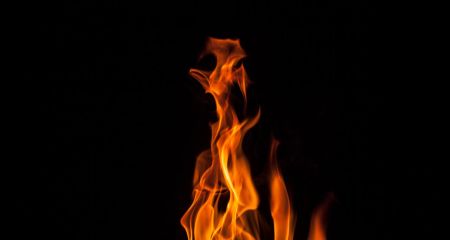 В Днепре на Рабочей с ночи горит здание