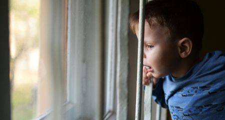 Игры на подоконнике: в Днепре на Победе дети развлекаются опасным способом (ВИДЕО)