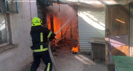 У Кривому Розі сталася масштабна пожежа на приватному подвір’ї