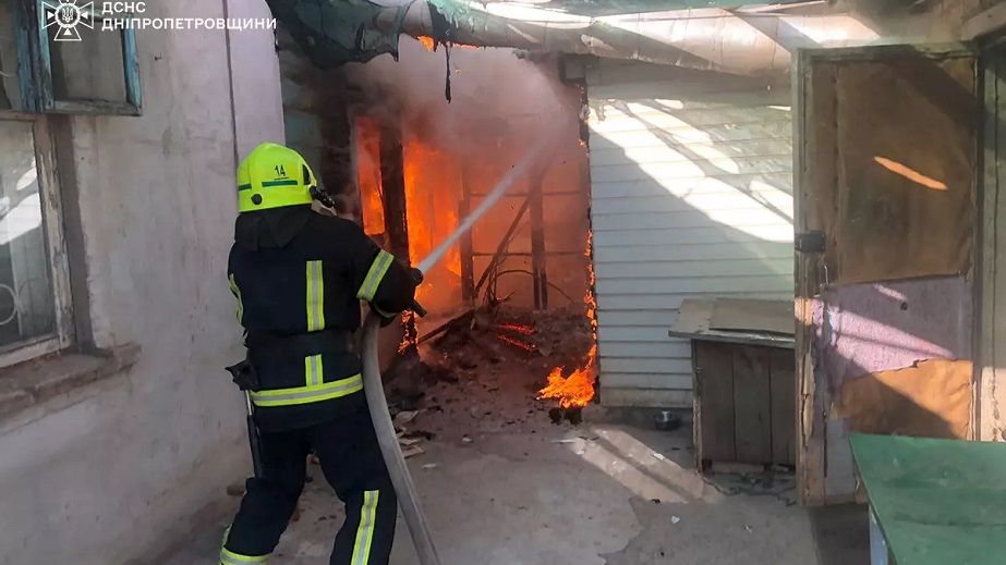 У Кривому Розі сталася масштабна пожежа на приватному подвір’ї