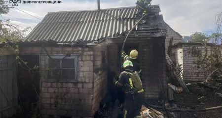 У Павлограді вогонь із сухої трави перекинувся на будинок