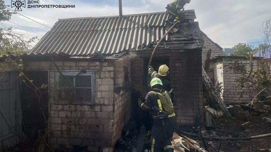 У Павлограді вогонь із сухої трави перекинувся на будинок