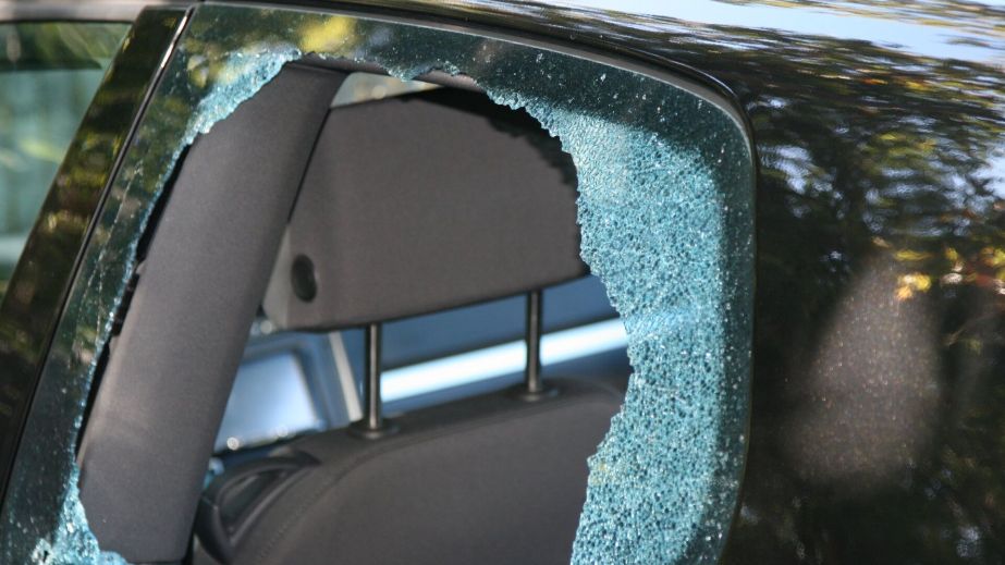 У Дніпрі невідомі пограбували припарковану автівку