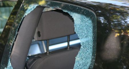Нічний розбій на Перемозі: в одному з дворів Дніпра обікрали автомобіль (ФОТО)