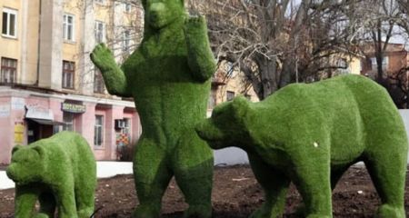 В Марганце жители жалуются, что дети портят популярные в городе топиарные фигуры (ВИДЕО)