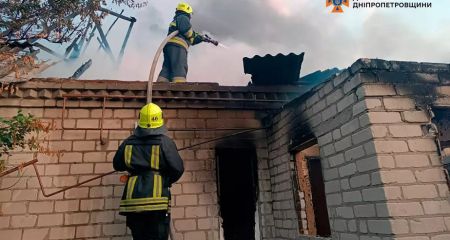 Под Днепром пожарные тушили дом