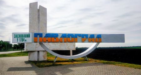 В Павлограде демонтируют пострадавший от вражеского обстрела дом культуры
