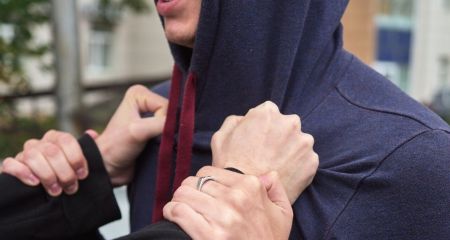 У Кривому Розі чоловік зухвало пограбував підлітків у парку: вирок суду