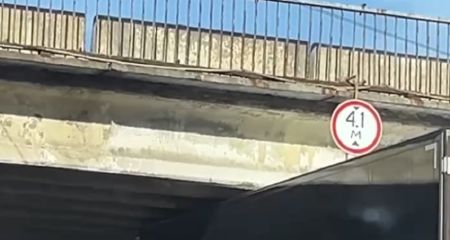 У Дніпрі вантажівка застрягла під новим мостом (ВІДЕО)