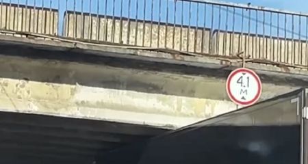 В Днепре фура застряла под мостом на Крестьянском спуске (ФОТО)