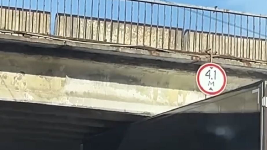 В Днепре фура застряла под мостом на Крестьянском спуске (ФОТО)