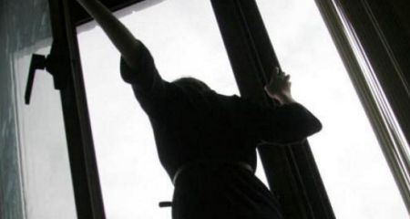 У Дніпрі жінка випала з вікна багатоповерхівки