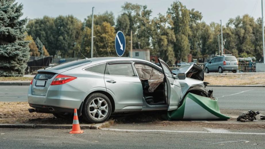В Днепре на Набережной Победы автомобиль врезался в дерево (ФОТО)