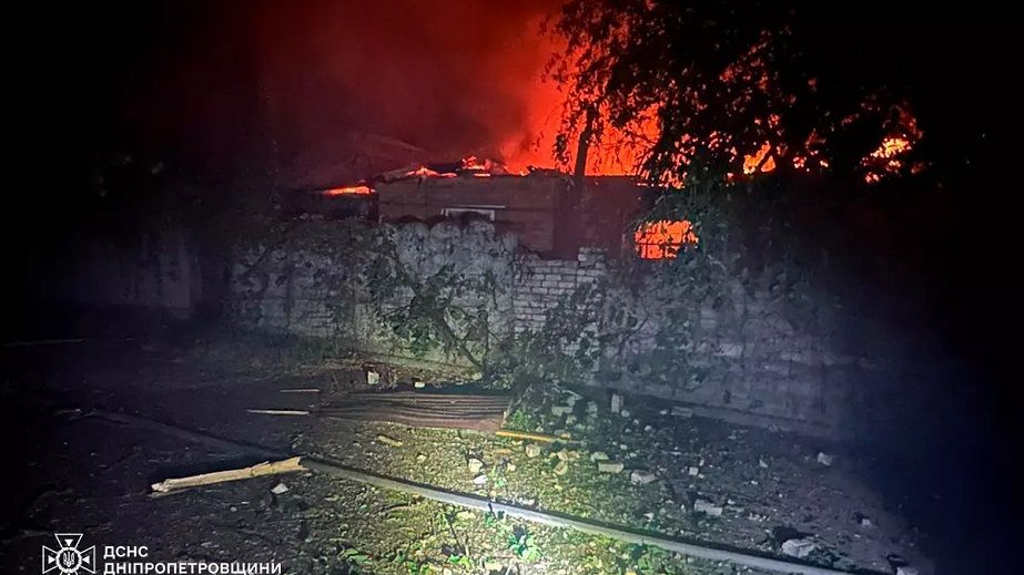 Як у Нікополі гасили пожежу після обстрілу росіянами