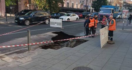 У середмісті Дніпра на дорозі утворилася велика вирва