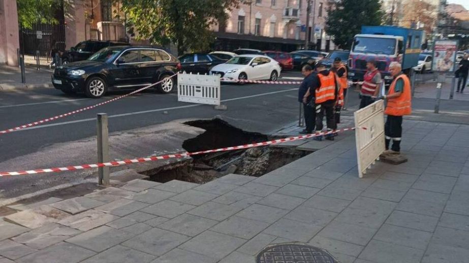 У середмісті Дніпра на дорозі утворилася велика вирва