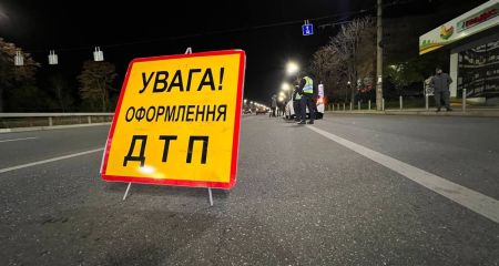 В Днепре не разминулись Tesla и трамвай (ВИДЕО)