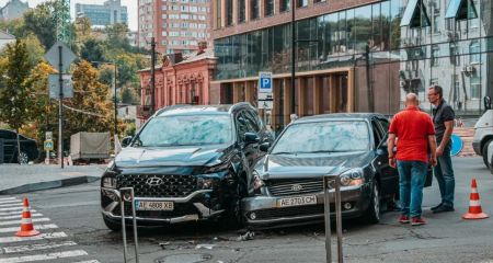 В центре Днепра столкнулись два автомобиля (ФОТО)
