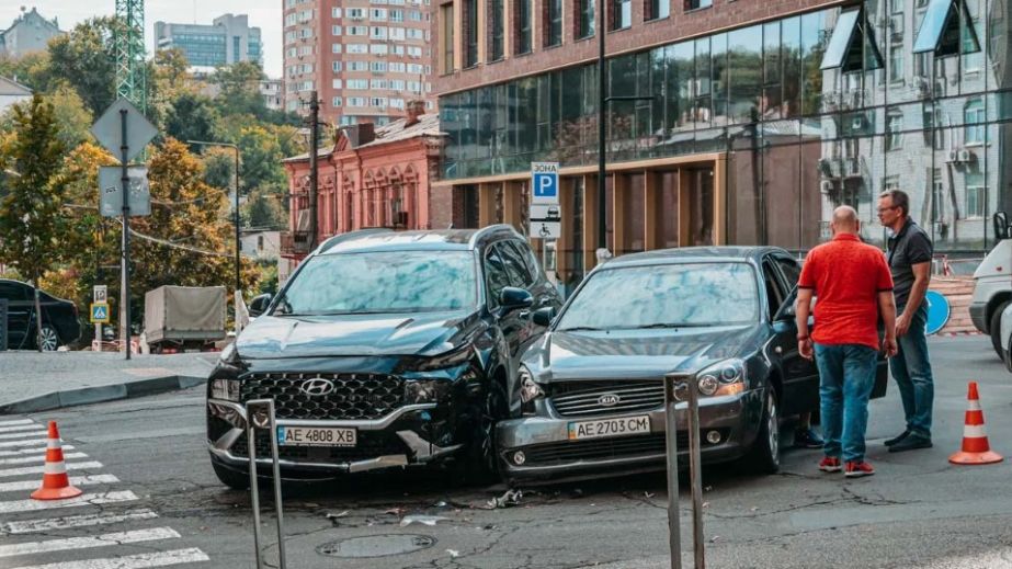 В центре Днепра столкнулись два автомобиля (ФОТО)