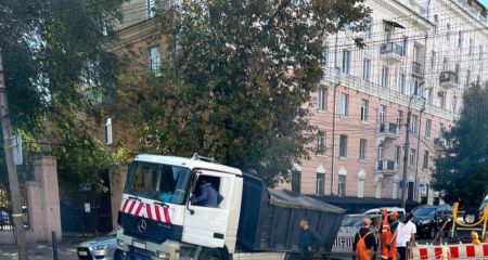 Приехали устранять провал: в Днепре на Харьковской грузовик коммунальщиков провалился в яму (ФОТО, ВИДЕО)