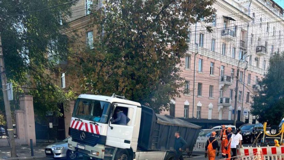Приїхали усувати провалля: у Дніпрі на Харківській вантажівка комунальників провалилась у яму (ФОТО, ВІДЕО)