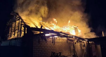 В Павлограде ночью огонь охватил гараж в частном дворе