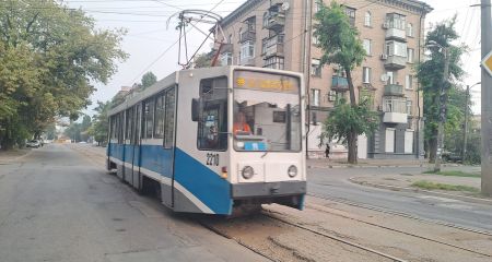 У центрі Дніпра трамвай зійшов з рейок (ФОТО)