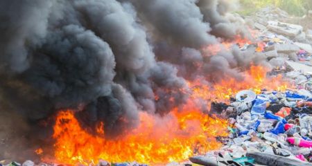 Дым и вонь: в Днепре на Отечественной горит свалка (ВИДЕО)