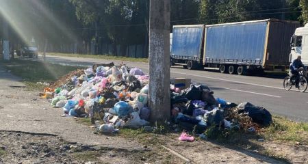 В Днепре на ж/м Западный разрастается стихийная свалка