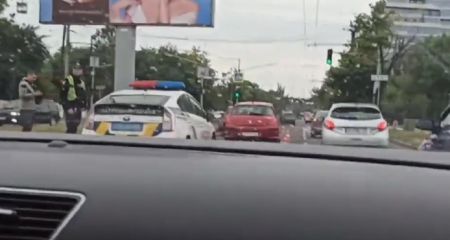 У Дніпрі на набережній через зіткнення двох автомобілів утворився затор