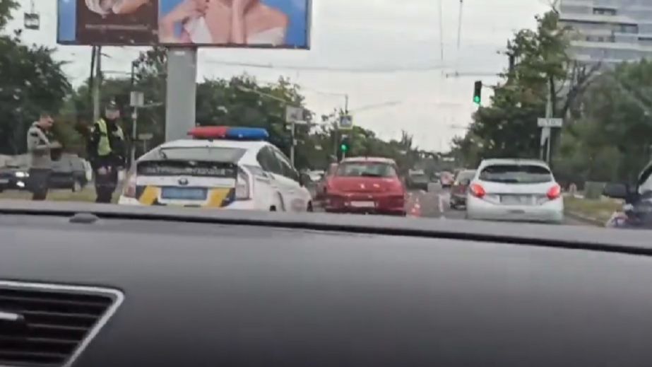 В Днепре на набережной из-за столкновения двух автомобилей образовалась пробка
